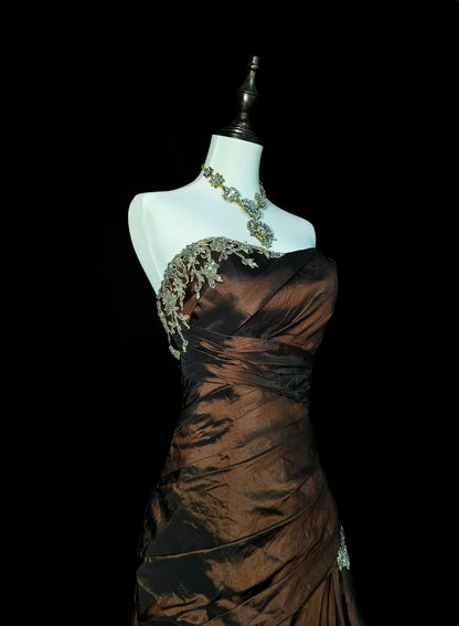 Robe de bal longue marron style sirène vintage années 80, sans manches, décolleté cœur, référence N1430