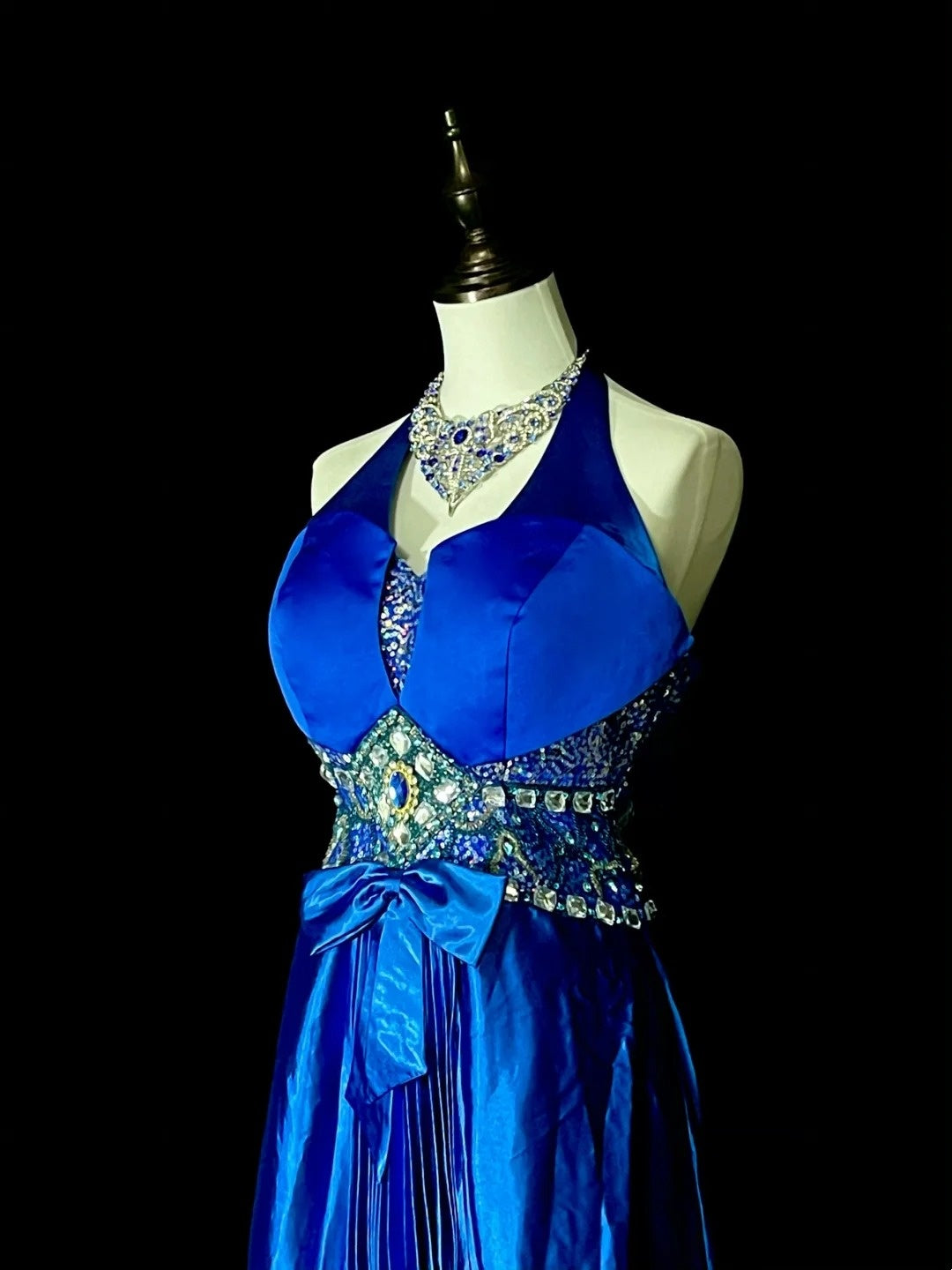 Robe de bal longue vintage années 80, coupe trapèze, dos nu, en satin bleu royal, sans manches, référence N1429