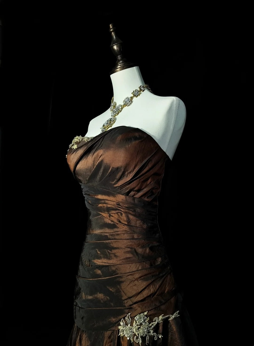 Robe de bal longue marron style sirène vintage années 80, sans manches, décolleté cœur, référence N1430