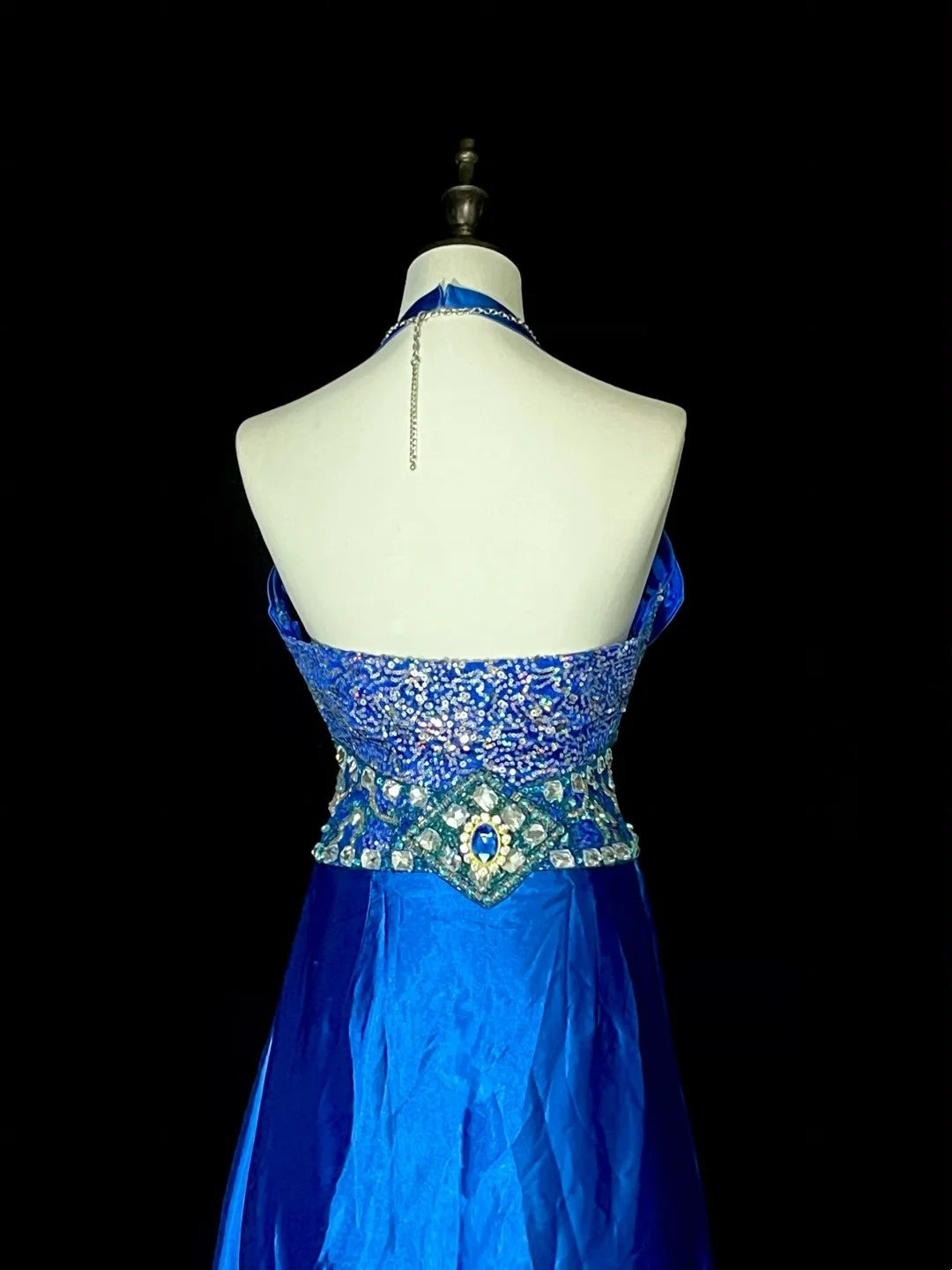 Robe de bal longue vintage années 80, coupe trapèze, dos nu, en satin bleu royal, sans manches, référence N1429