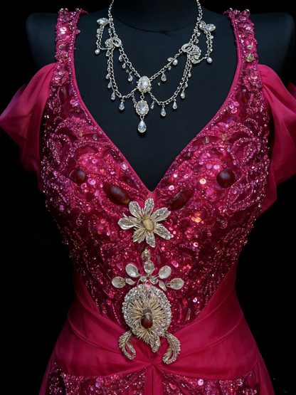 Robe de bal longue en mousseline rose fuchsia, style sirène, décolleté cœur et corsage orné de perles, idéale pour les jeunes filles (N1190).