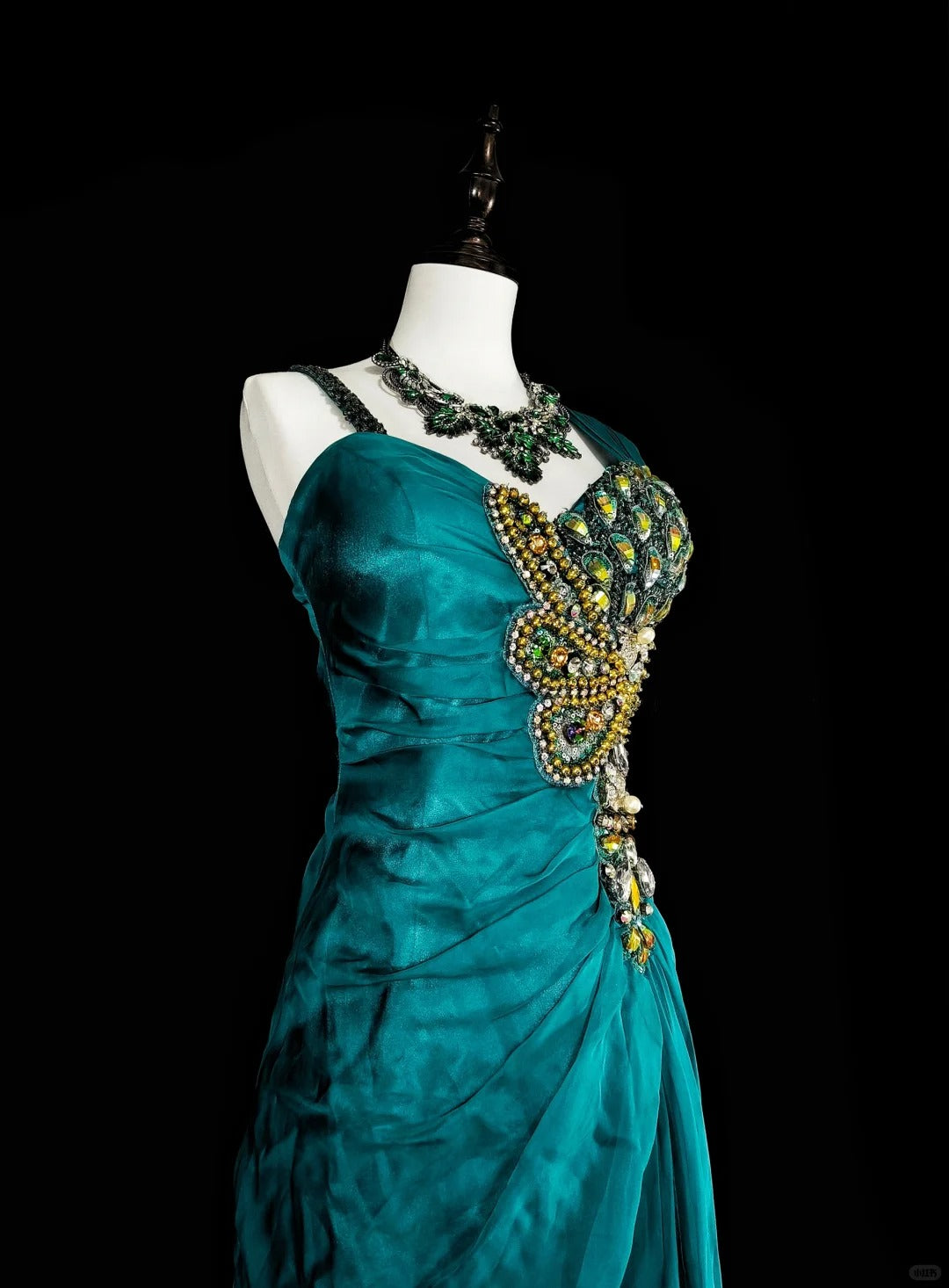 Robe de bal longue vintage vert sirène années 70 avec plis et perles dorées, N1837