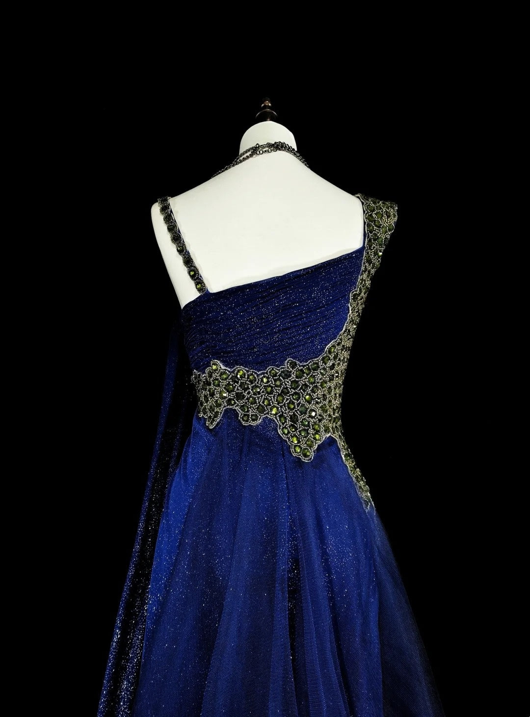 Vintage Meerjungfrauen-Abendkleid aus den 1980er Jahren, königsblauer Satin mit Perlenstickerei, einseitig schulterfrei, N1607