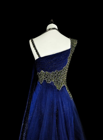 Vintage Meerjungfrauen-Abendkleid aus den 1980er Jahren, königsblauer Satin mit Perlenstickerei, einseitig schulterfrei, N1607