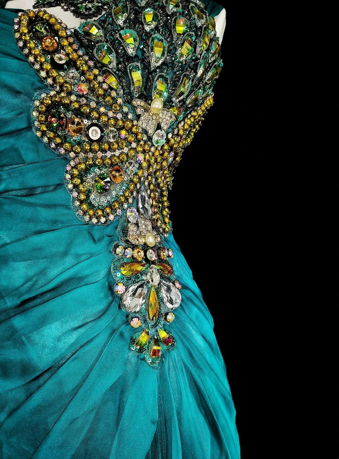 Robe de bal longue vintage vert sirène années 70 avec plis et perles dorées, N1837