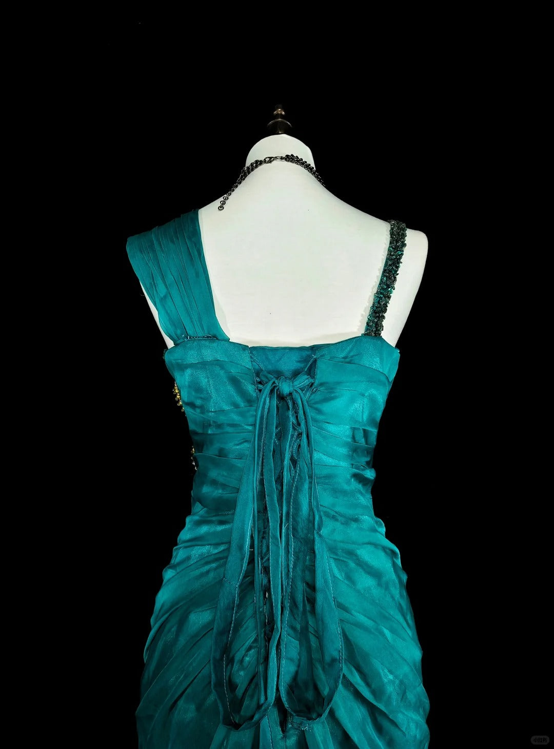 Robe de bal longue vintage vert sirène années 70 avec plis et perles dorées, N1837