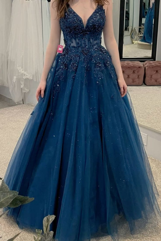 Elegantes Ballkleid in Marineblau mit V-Ausschnitt aus Spitze und Tüll – ein ästhetisches Abendkleid für Teenager, ideal für festliche Anlässe und Partys. AB1118