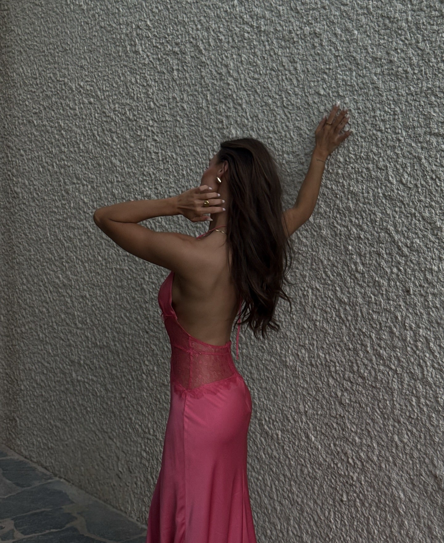 Elegantes Ballkleid-Inspiration: Langes, halbformelles Etuikleid mit Neckholder aus rosafarbenem, seidigem Satin für Teenager und Schüler der Oberstufe (AB1953)