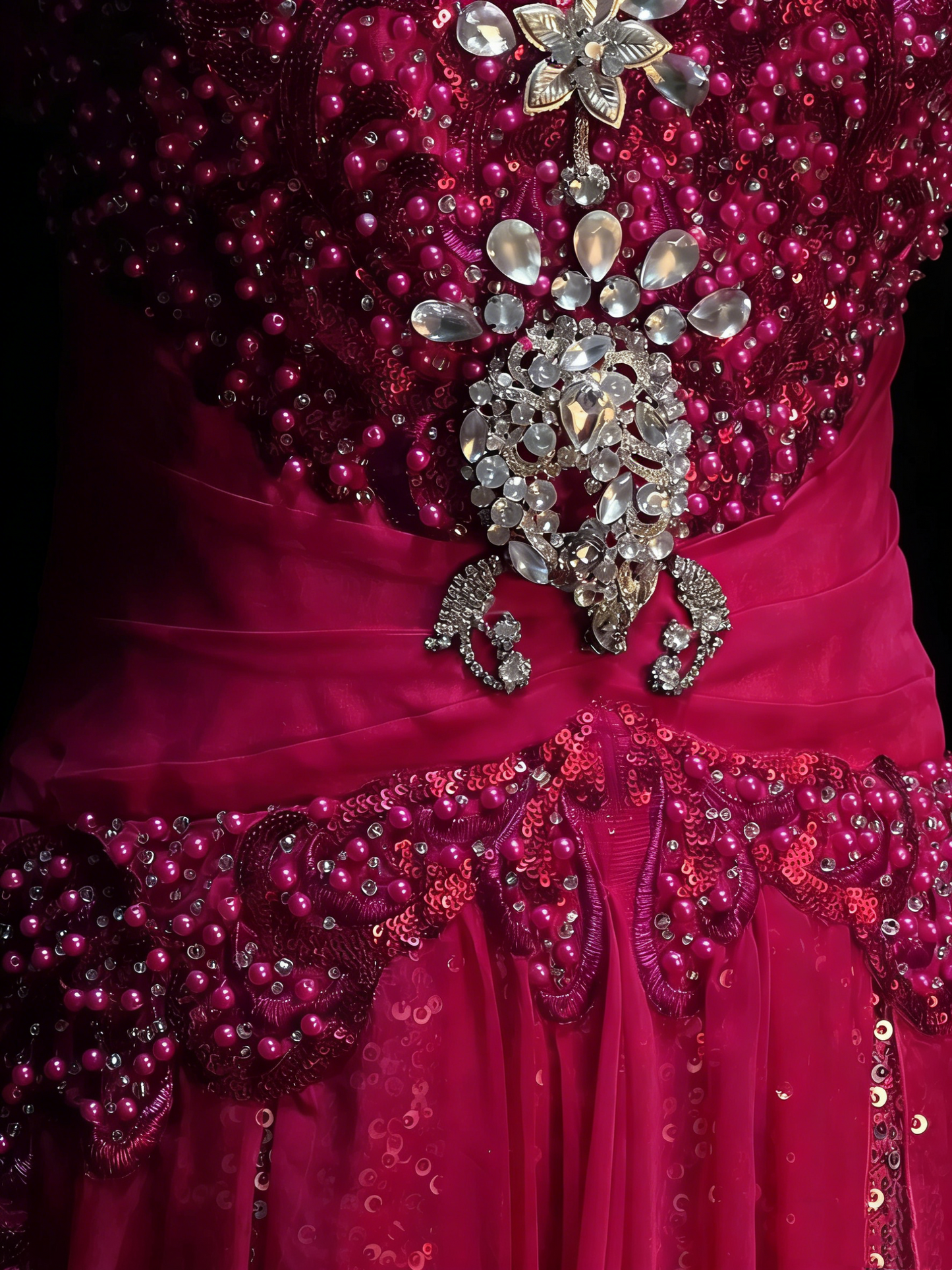 Robe de bal longue en mousseline rose fuchsia, style sirène, décolleté cœur et corsage orné de perles, idéale pour les jeunes filles (N1190).
