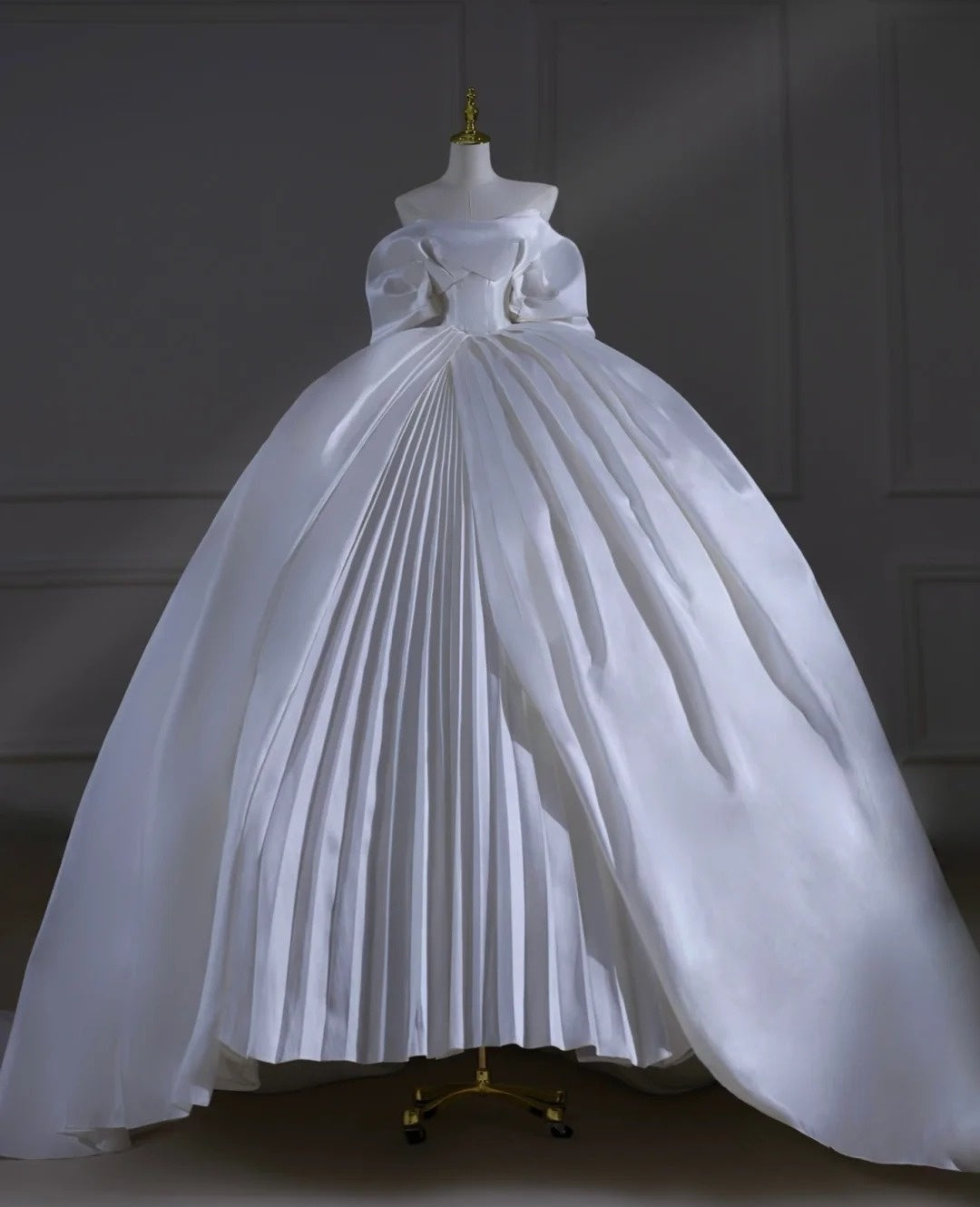 Robe de mariée intemporelle, robe de bal bustier en satin, manches plissées, robe de mariée longue à corset ajusté AB2475