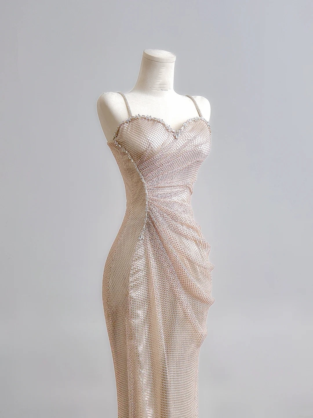 Robe de bal longue sirène à fines bretelles et sequins champagne, style modeste, idéale pour un 18e anniversaire ou une soirée élégante (N385)