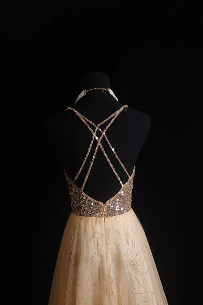Robe de bal longue rétro années 50, coupe trapèze, bretelles spaghetti, corsage en tulle orné de perles. Inspiration pour une tenue de 18 ans ou une soirée habillée (N495).