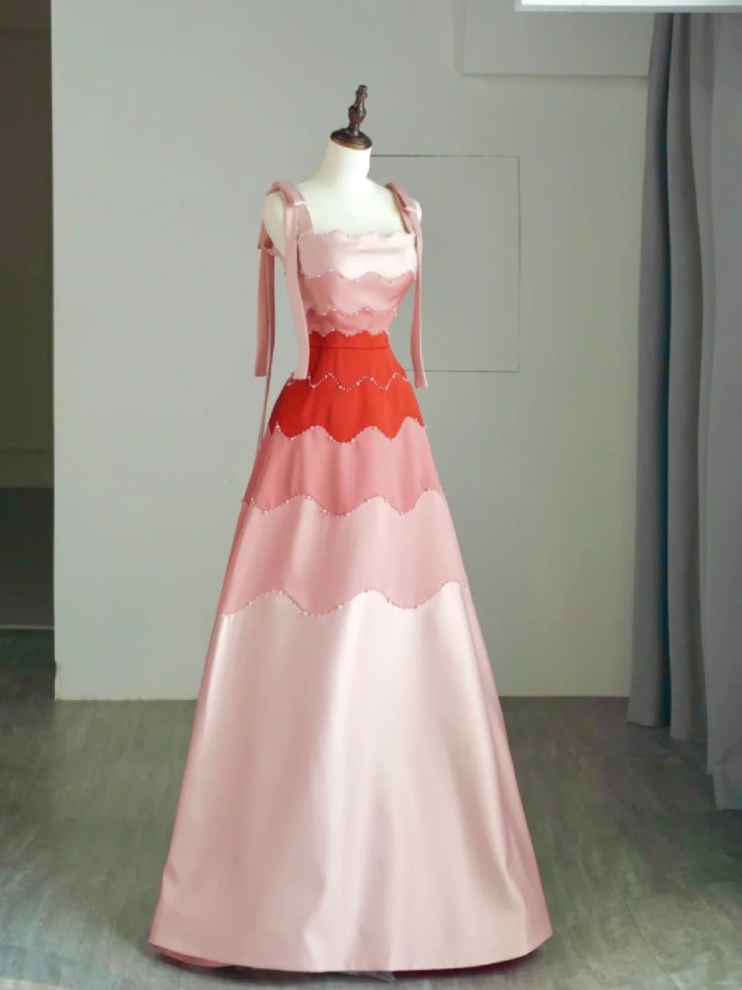 Robe de bal longue en satin rose à bretelles, style tendance, idéale pour les soirées et les fêtes de fin d'année (N681)