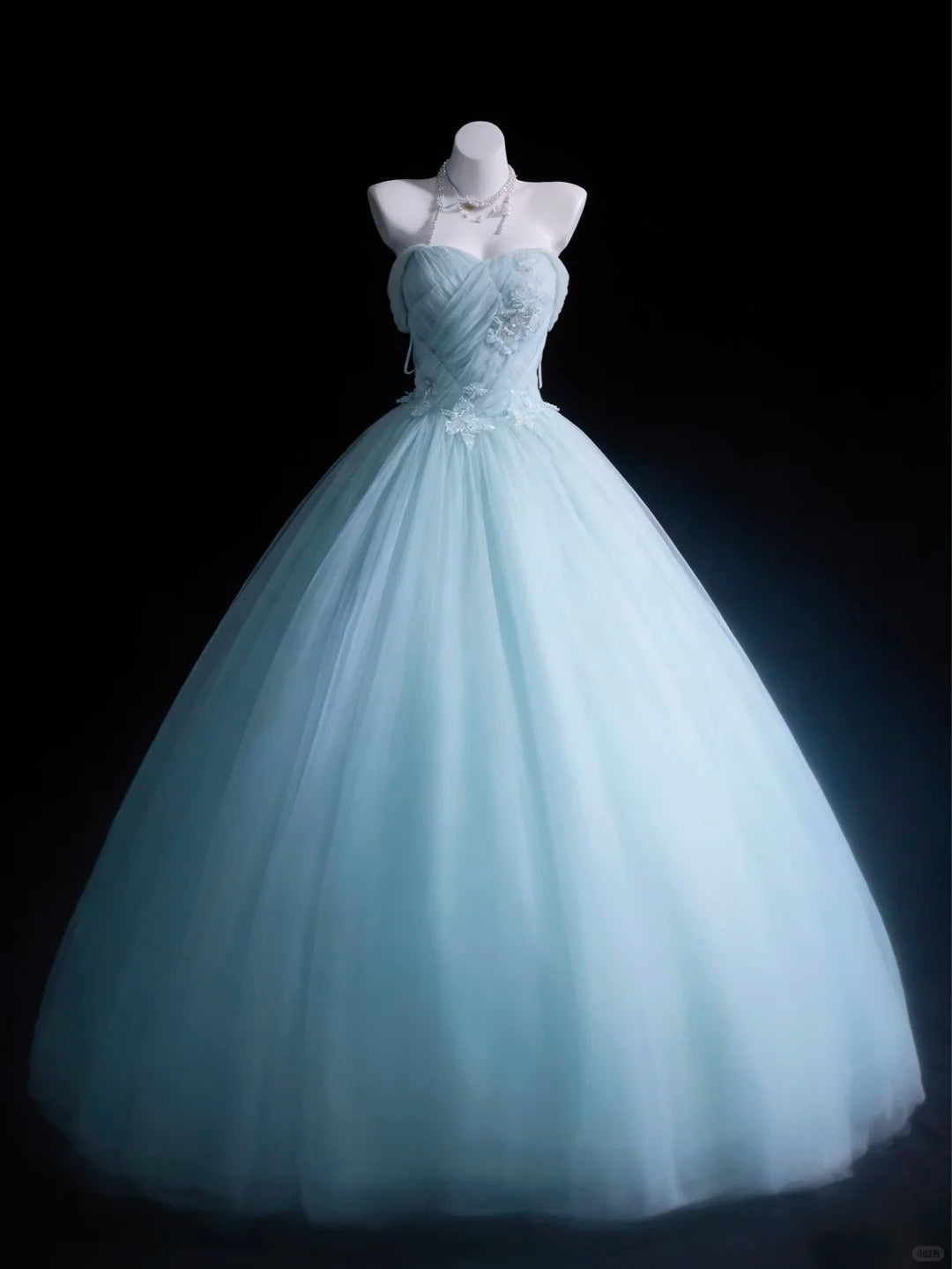 Robes de bal modestes Robe de bal Épaules dénudées Tulle bleu ciel clair avec manches Longue robe de quinceañera N3053