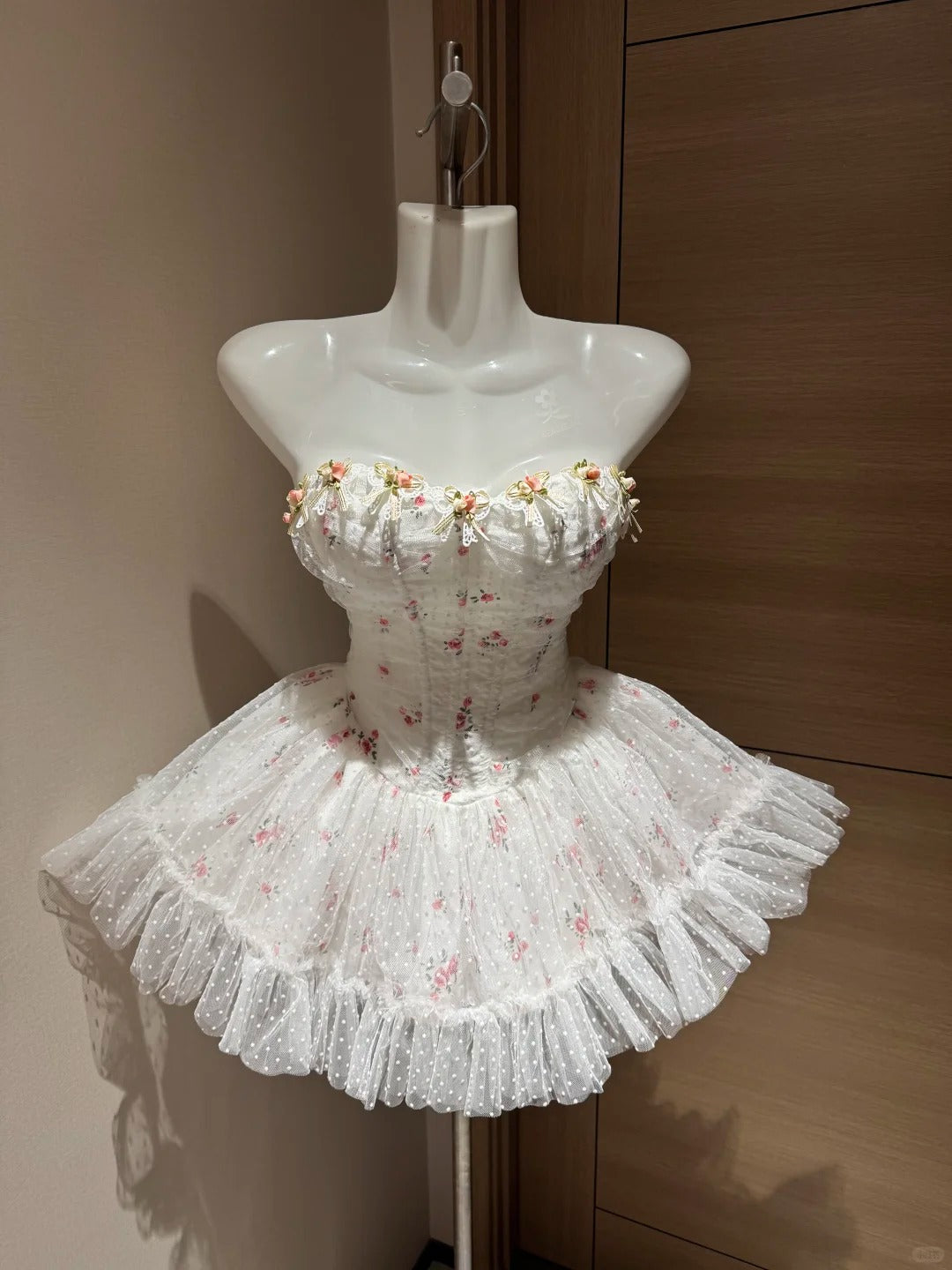 Mignonne Robe de Bal Bustier en Tulle Blanc avec Fleurs 3D Courte Nuit à Rio Inspo Robe Hoco Idées Robes de Rentrée RB4040