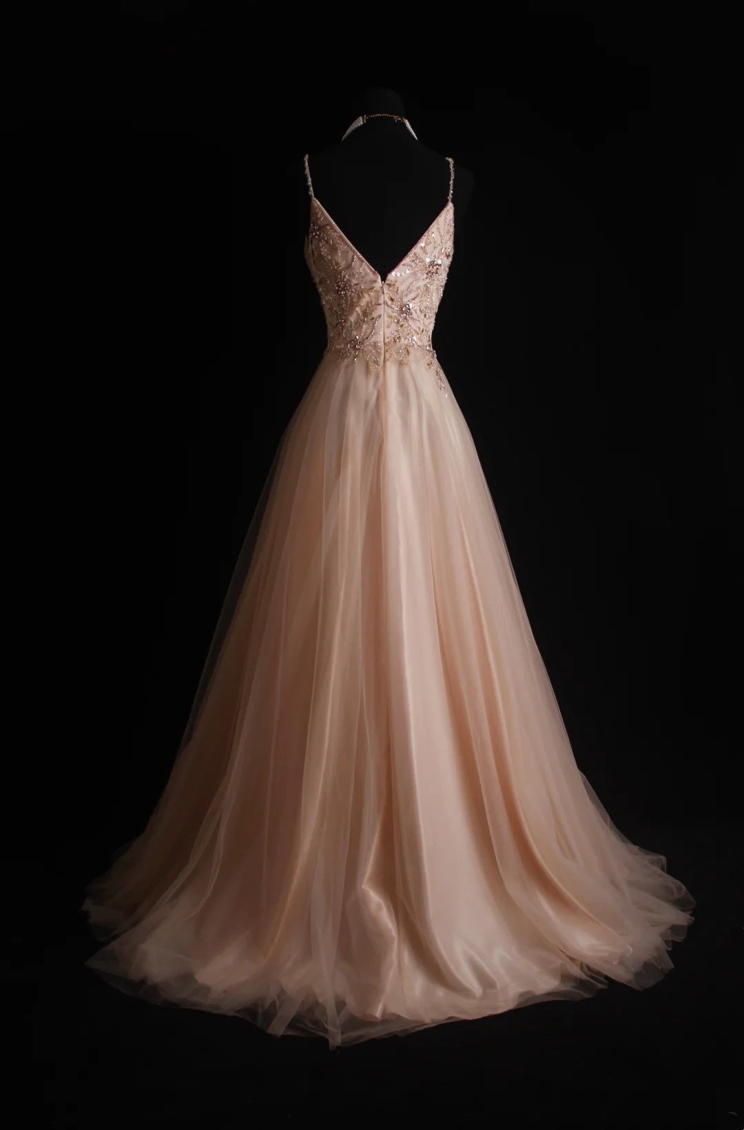 Robe de bal longue en tulle rose poudré à fines bretelles, coupe trapèze, style rétro années 90. Inspiration pour une tenue de 18 ans ou une robe de soirée (N490).