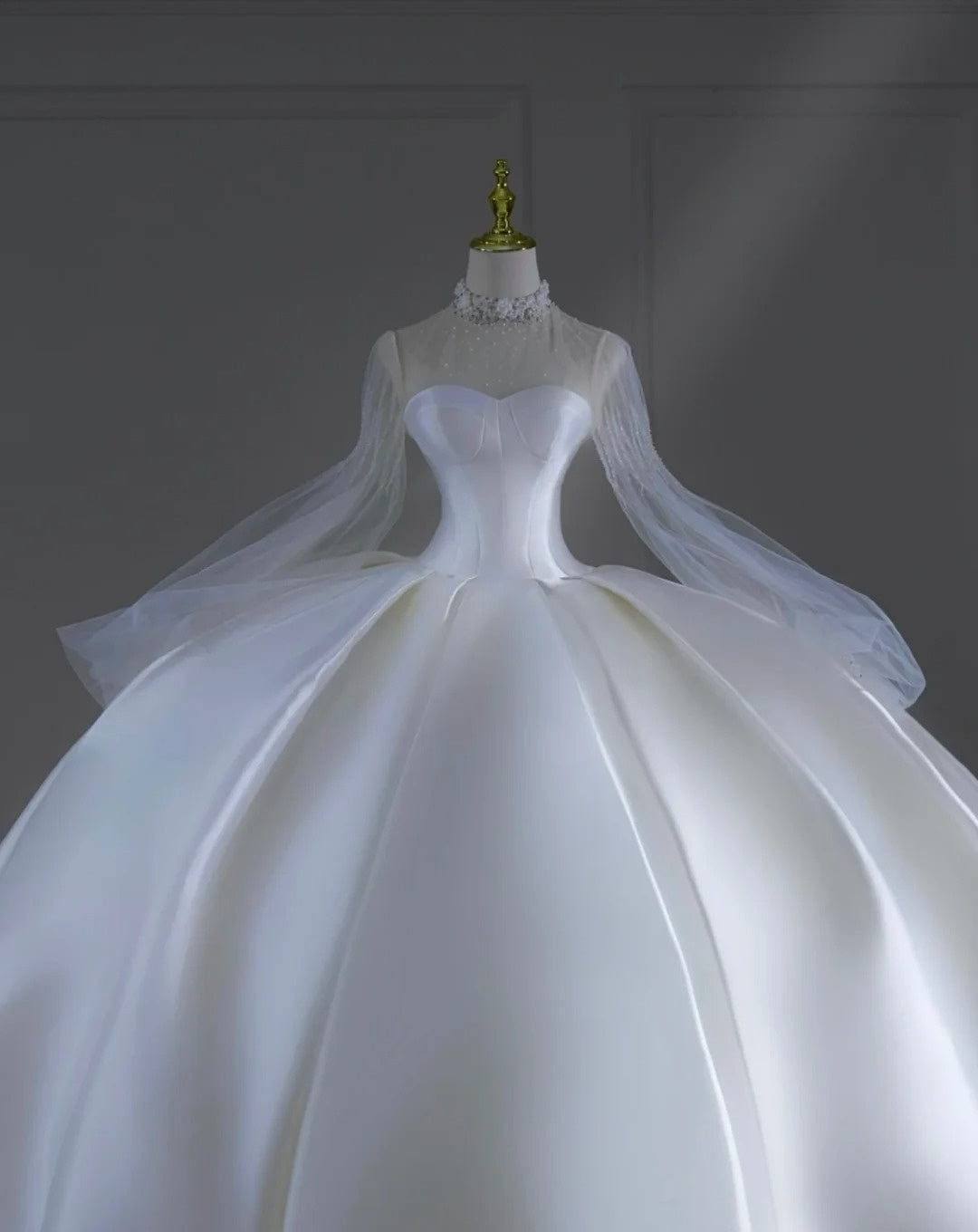 Robe de mariée intemporelle, robe de bal, col montant, satin perlé, traîne courte, robe de mariée longue ajustée AB2521