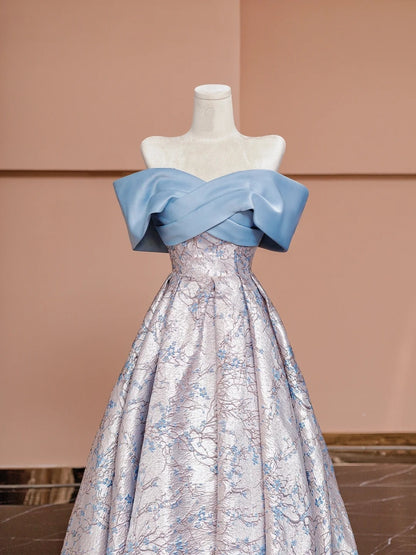Magnifique robe de soirée bleue en satin, coupe trapèze, épaules dénudées et manches longues, idéale pour les bals de fin d'année (N726).