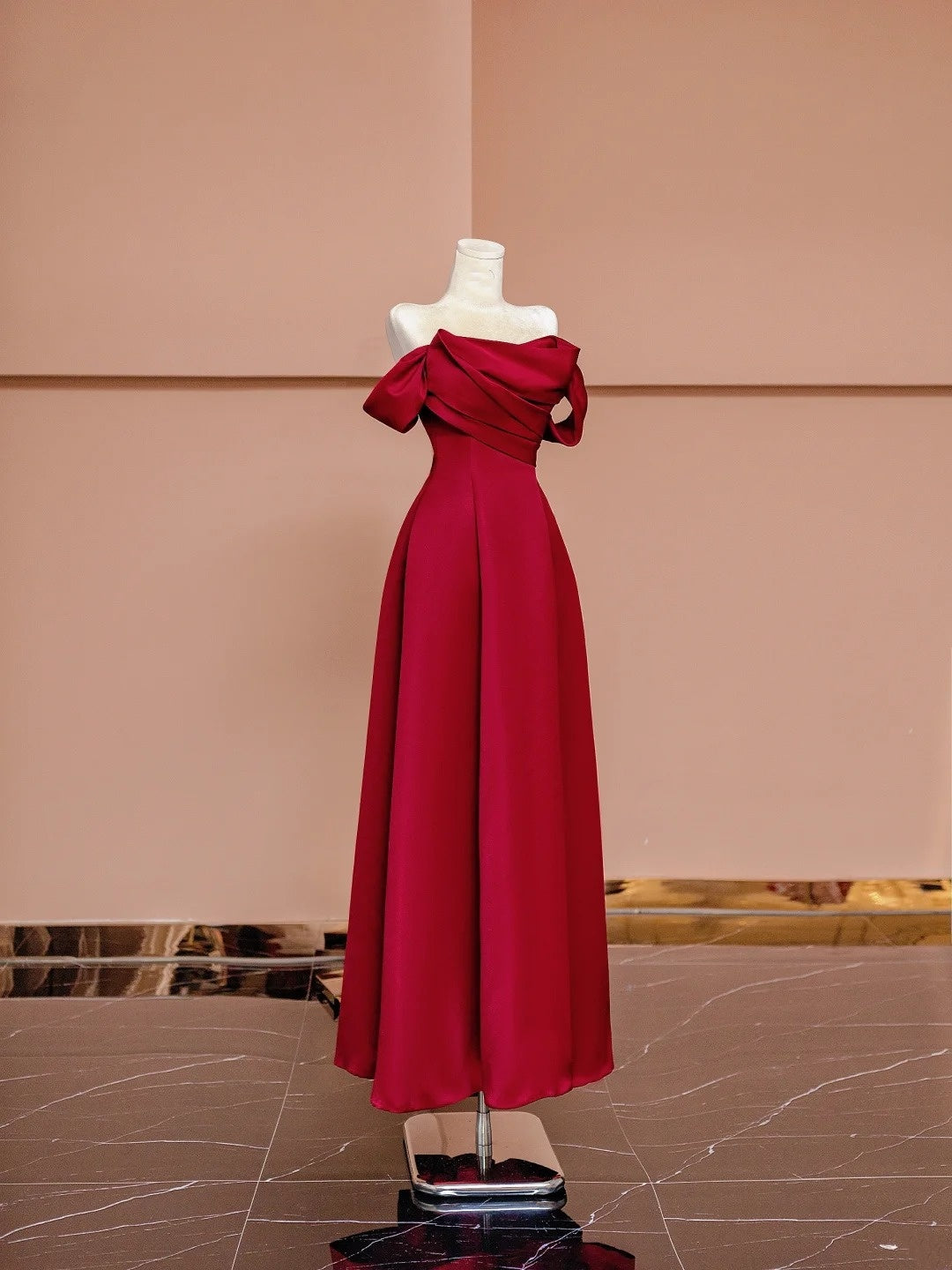 Magnifique robe de soirée longue en satin bordeaux, coupe trapèze, épaules dénudées et manches courtes, référence N722