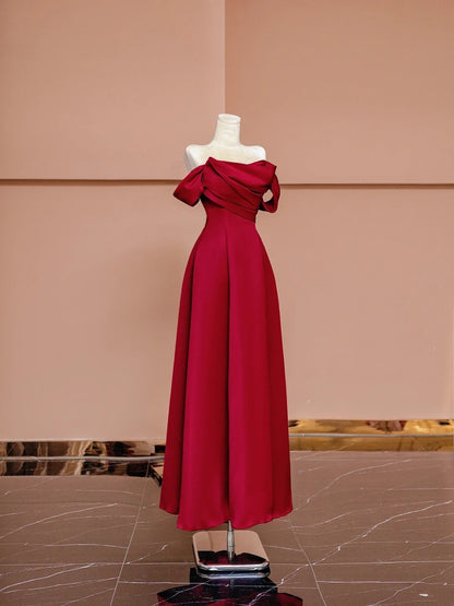 Magnifique robe de soirée longue en satin bordeaux, coupe trapèze, épaules dénudées et manches courtes, référence N722