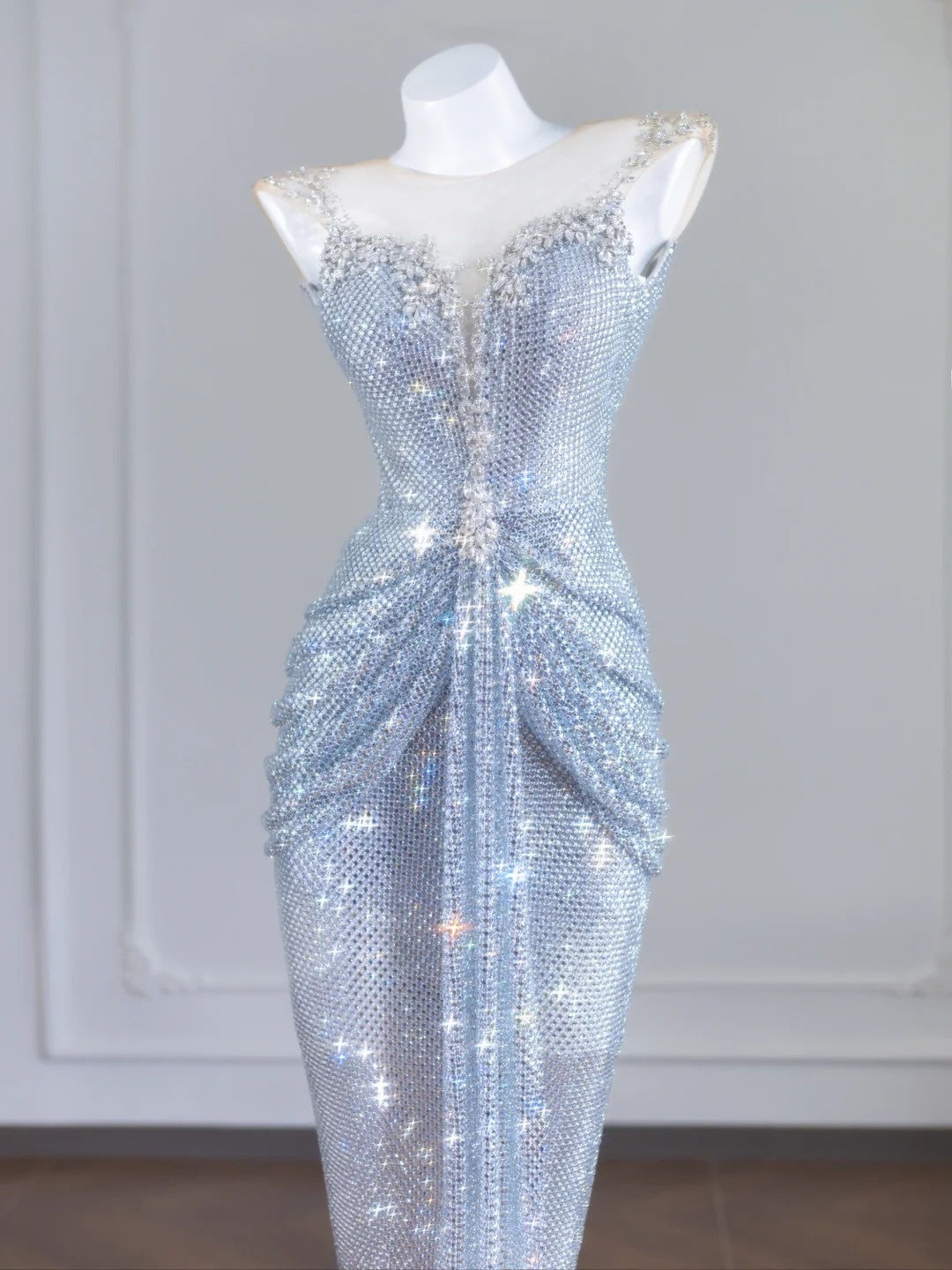 Robe de bal longue sirène à paillettes argentées et perles, col rond, style sirène, idéale pour les fêtes et les anniversaires (N406)