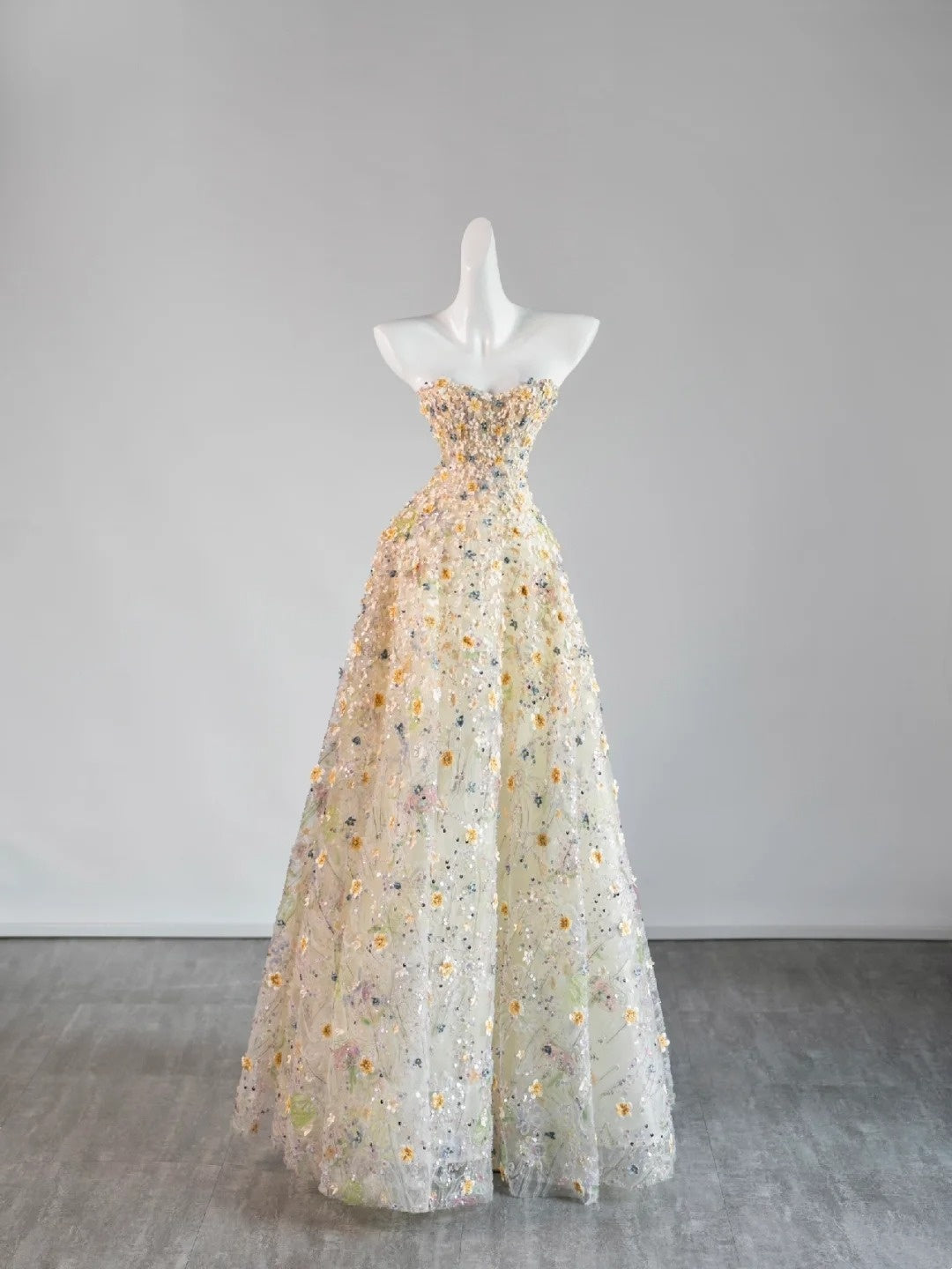 Robe de bal longue à imprimé floral et décolleté cœur, inspiration pour une tenue de soirée N242