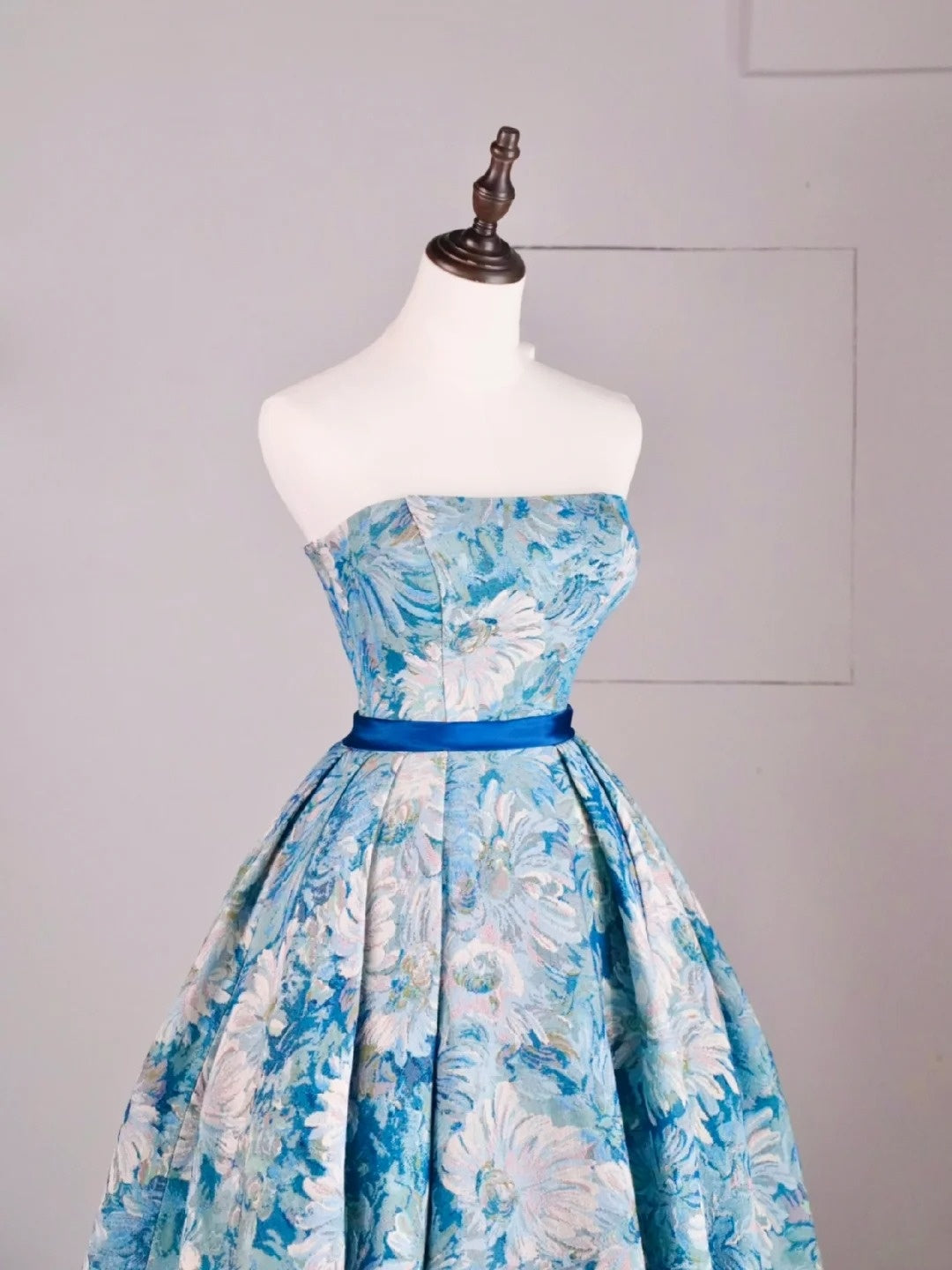 Wunderschönes, trägerloses, langes Ballkleid aus blauem Satin mit Blumenmuster – Inspiration für formelle Anlässe und Abendgarderobe N241