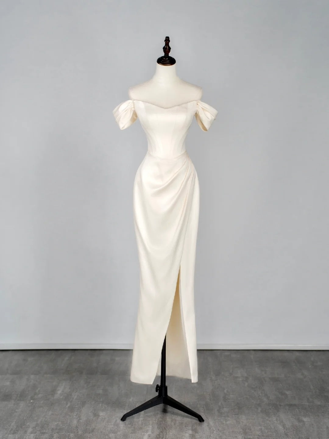 Robe de mariée sirène modeste en satin blanc, épaules dénudées et manches longues, style féerique, idéale pour un mariage d'été (N662)