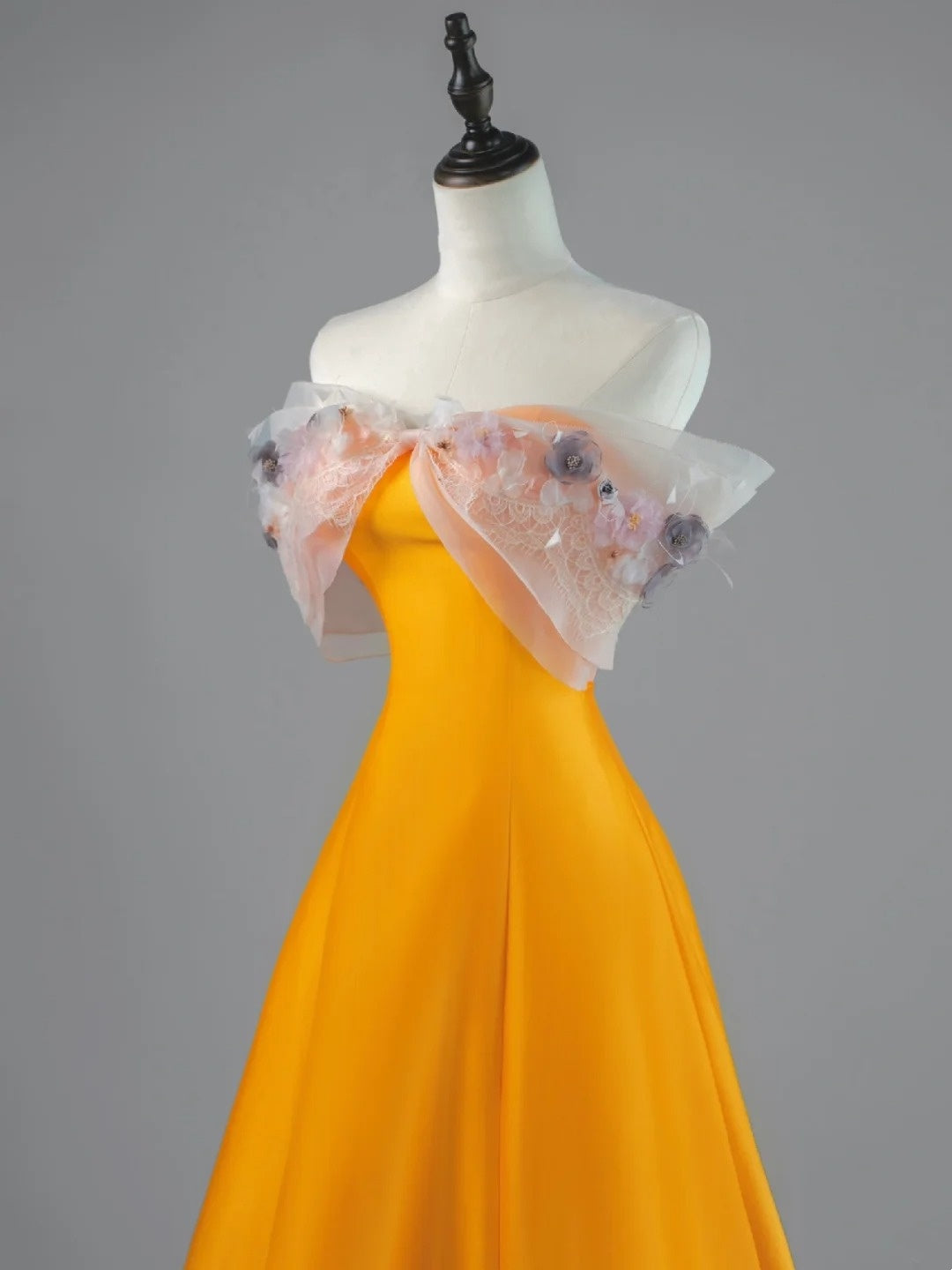 Robe de bal longue en satin orange, coupe trapèze, épaules dénudées, ornée de dentelle appliquée, référence N682