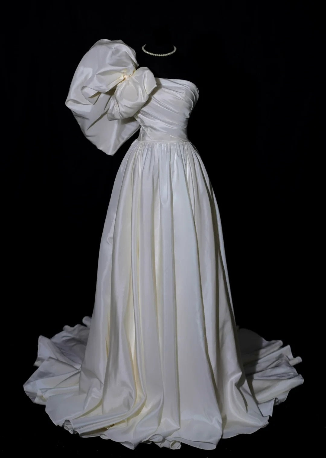 Classic Wedding Dresses A Line One Shoulder Ivory Satin Sleeveless Brides Dress Fitted Bridal Gowns AB2527