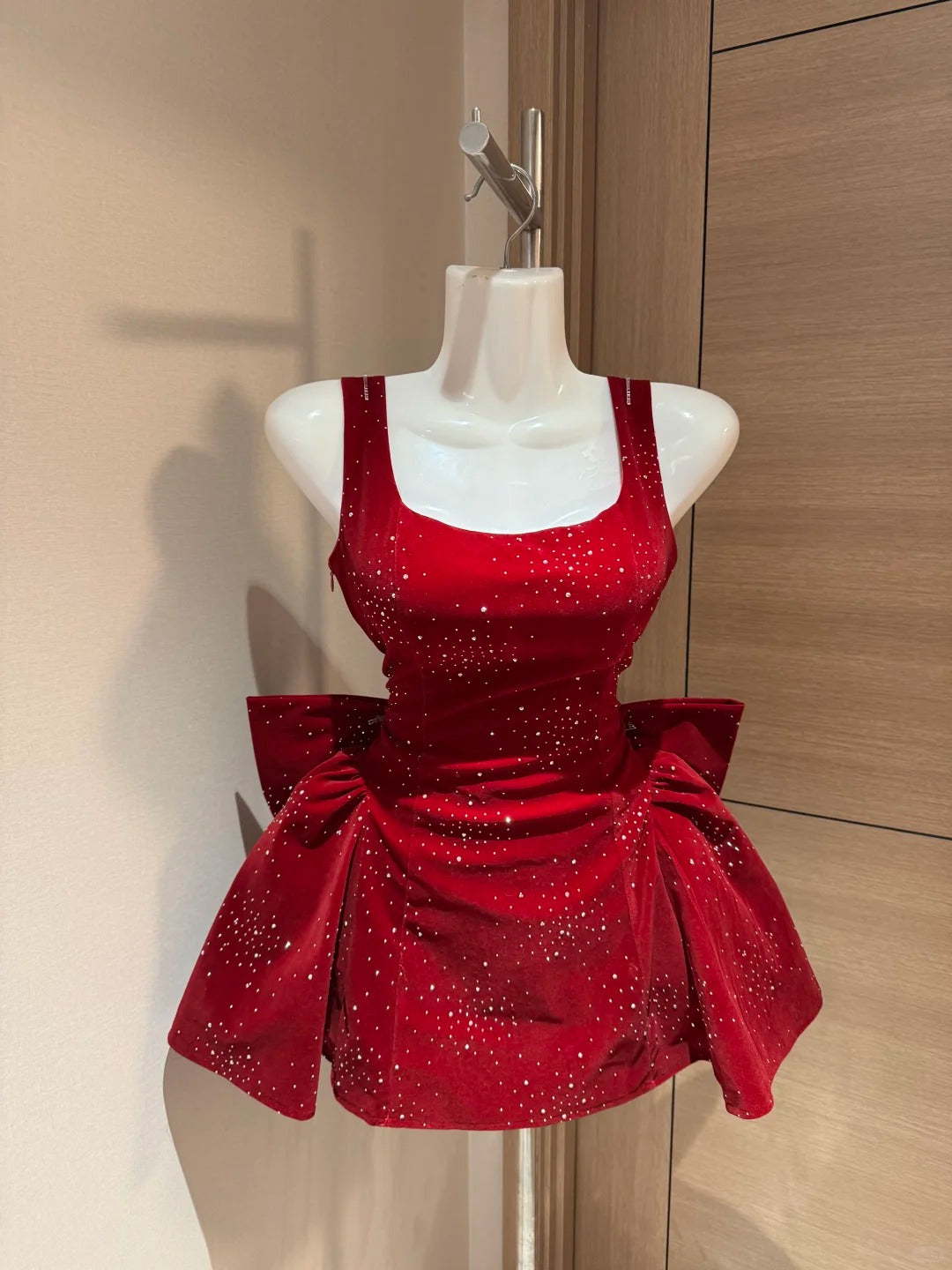 Jolie robe de soirée courte en velours rouge à col carré, inspiration Rio, pour le bal de promo, idées de robes de retour, RB4036