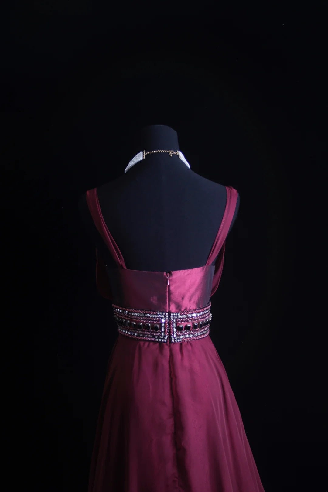 Robe de bal longue rétro en mousseline, coupe trapèze, décolleté cœur et corsage orné de perles, style années 90. Inspiration pour une tenue de 18 ans ou une robe de soirée (N492).