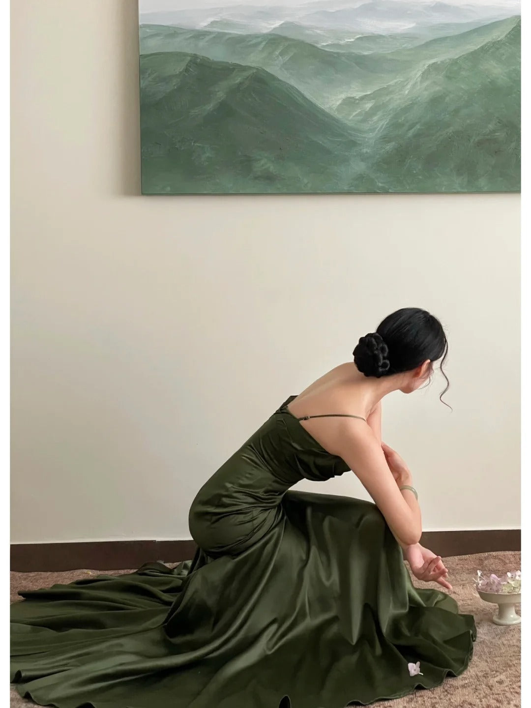 Figurbetontes Meerjungfrauen-Spaghettiträger-Kleid aus grünem Satin mit Falten, formelles langes Ballkleid N2820