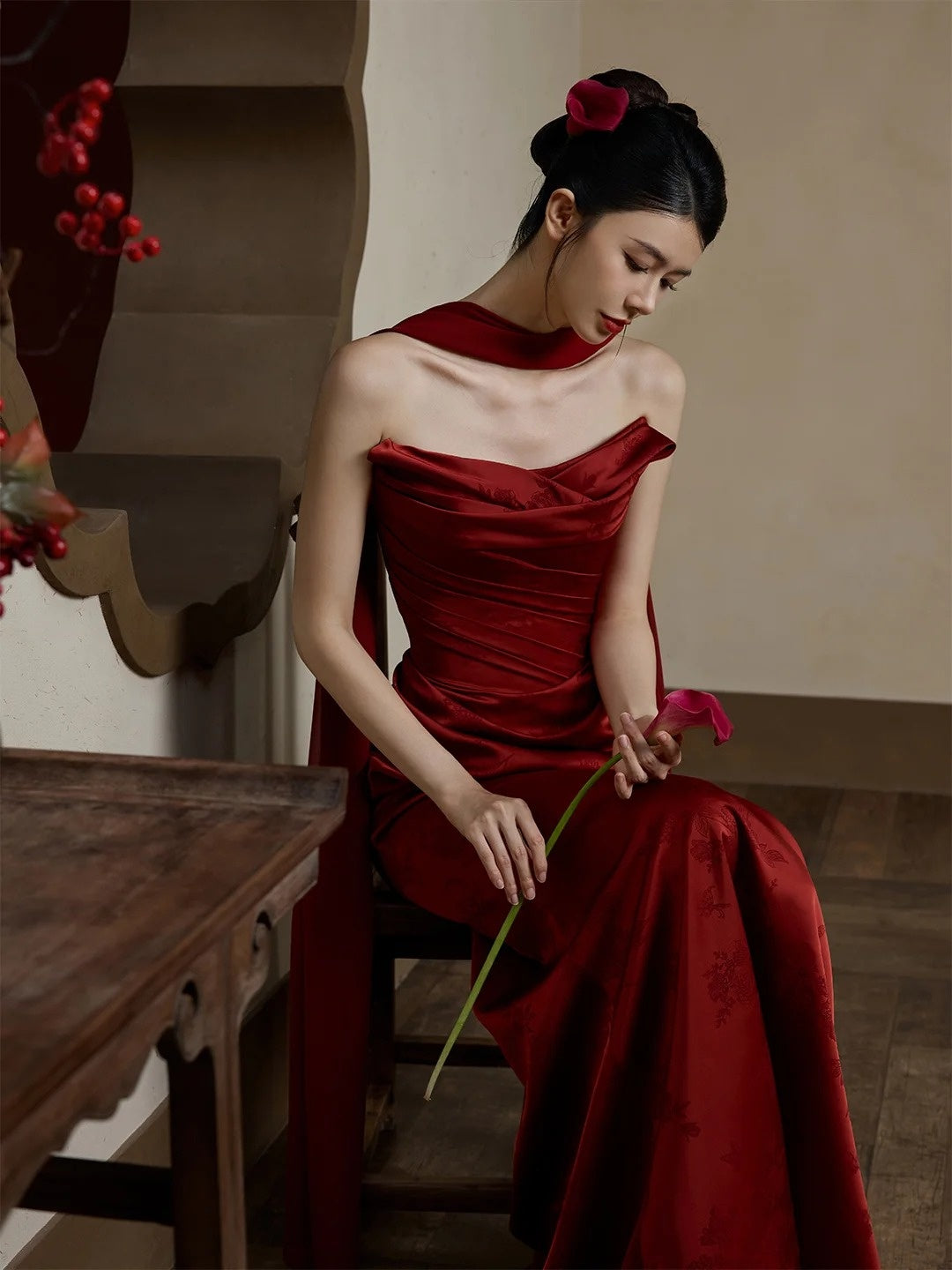 Robe de bal longue en satin bordeaux, décolleté sirène et foulard, inspiration robe de soirée N230