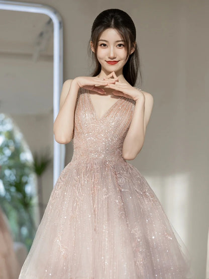 Robe de bal longue rose à sequins, décolleté plongeant en V, idéale pour un 19e anniversaire. Modèle N236.