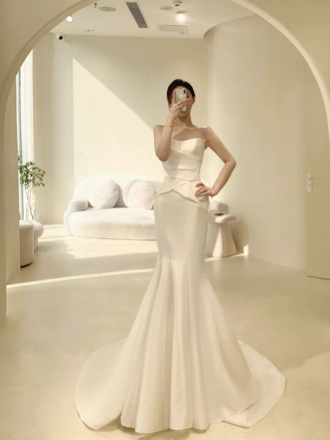 Robe de mariée élégante sirène bustier en satin blanc sans manches, coupe ajustée N232