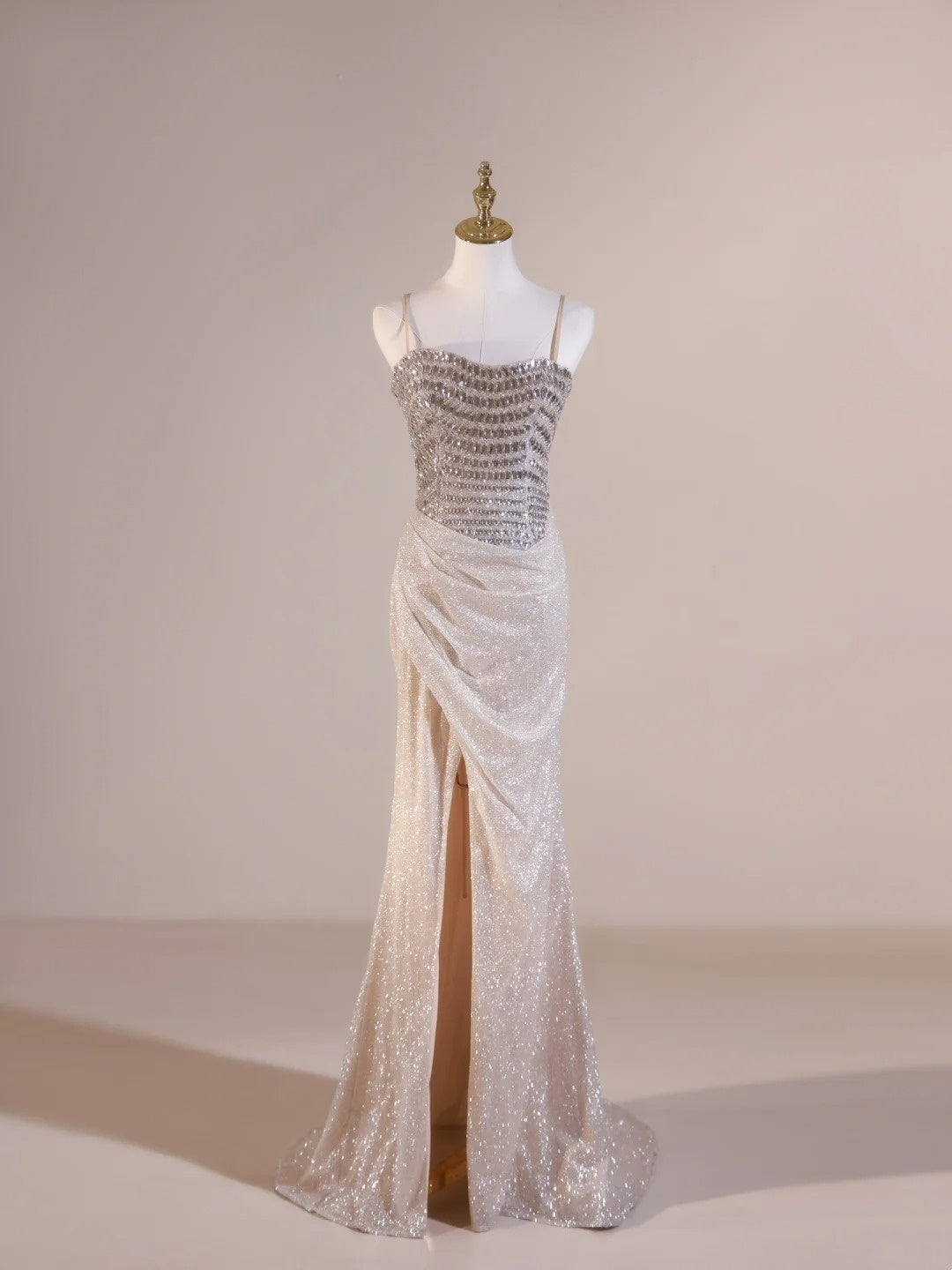 Robe de bal longue sirène sexy à fines bretelles, couleur champagne, ornée de perles et fendue, idéale pour un 19e anniversaire. Modèle N238.