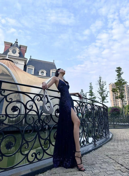Elegantes Meerjungfrauen-Ballkleid mit V-Ausschnitt, langes formelles Abendkleid, marineblaues Paillettenkleid mit Schlitz, AB802