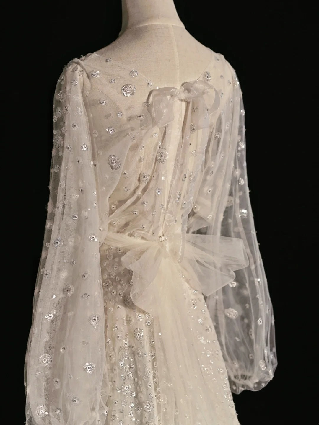 Robe de mariée classique trapèze à col rond et sequins blancs à manches longues - N243