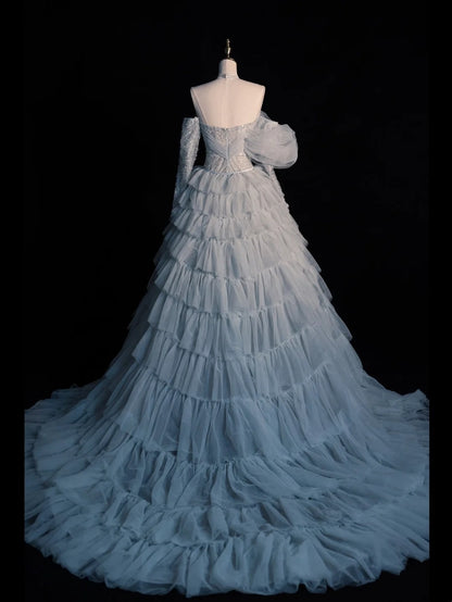 Robe de bal sobre en tulle bleu à épaules dénudées et volants superposés, idéale pour les soirées étudiantes et les remises de diplômes (N1224).