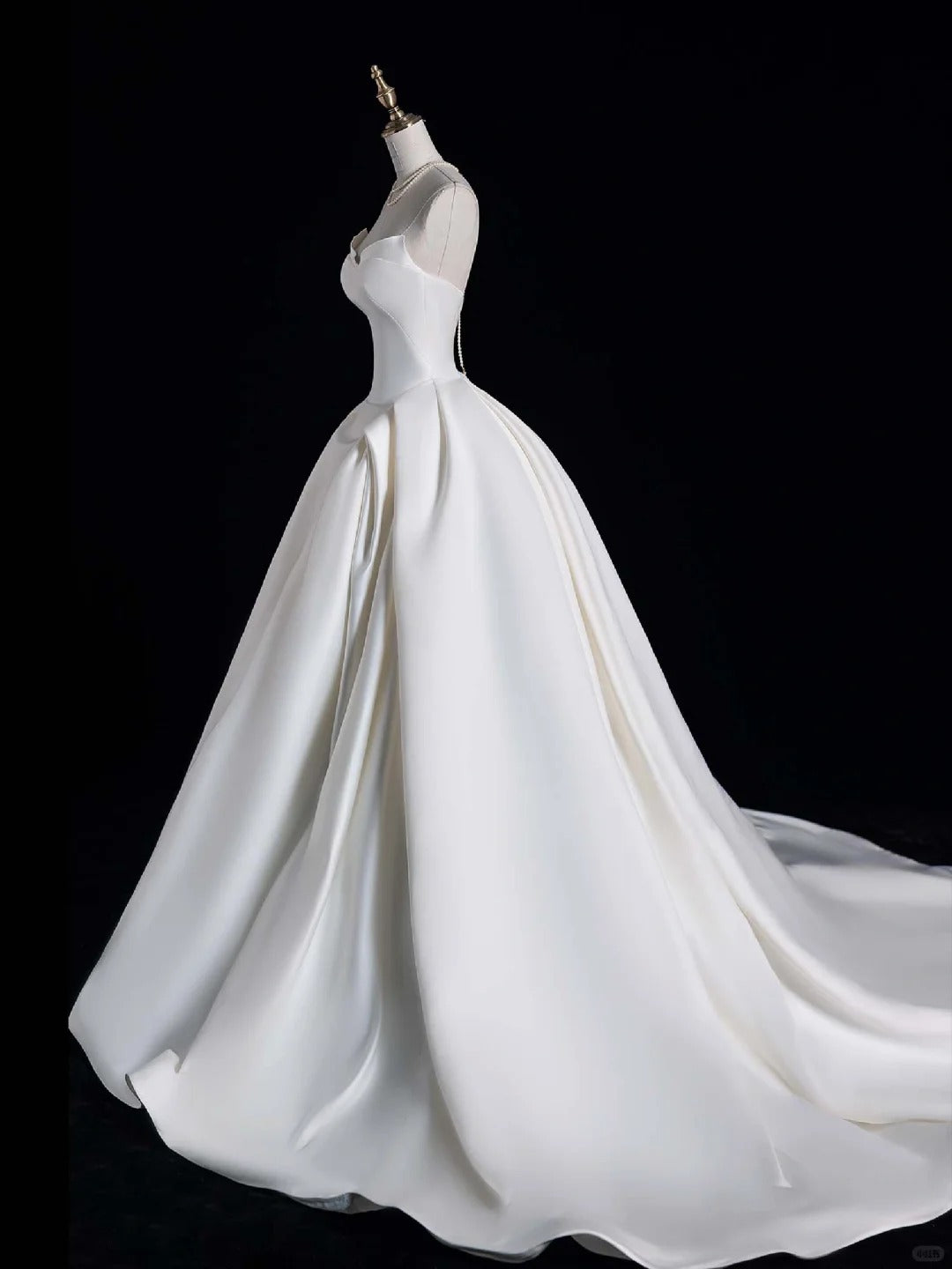 Robe de bal sobre en satin blanc à décolleté cœur et plis, robe de mariée longue de conte de fées pour l'automne N690
