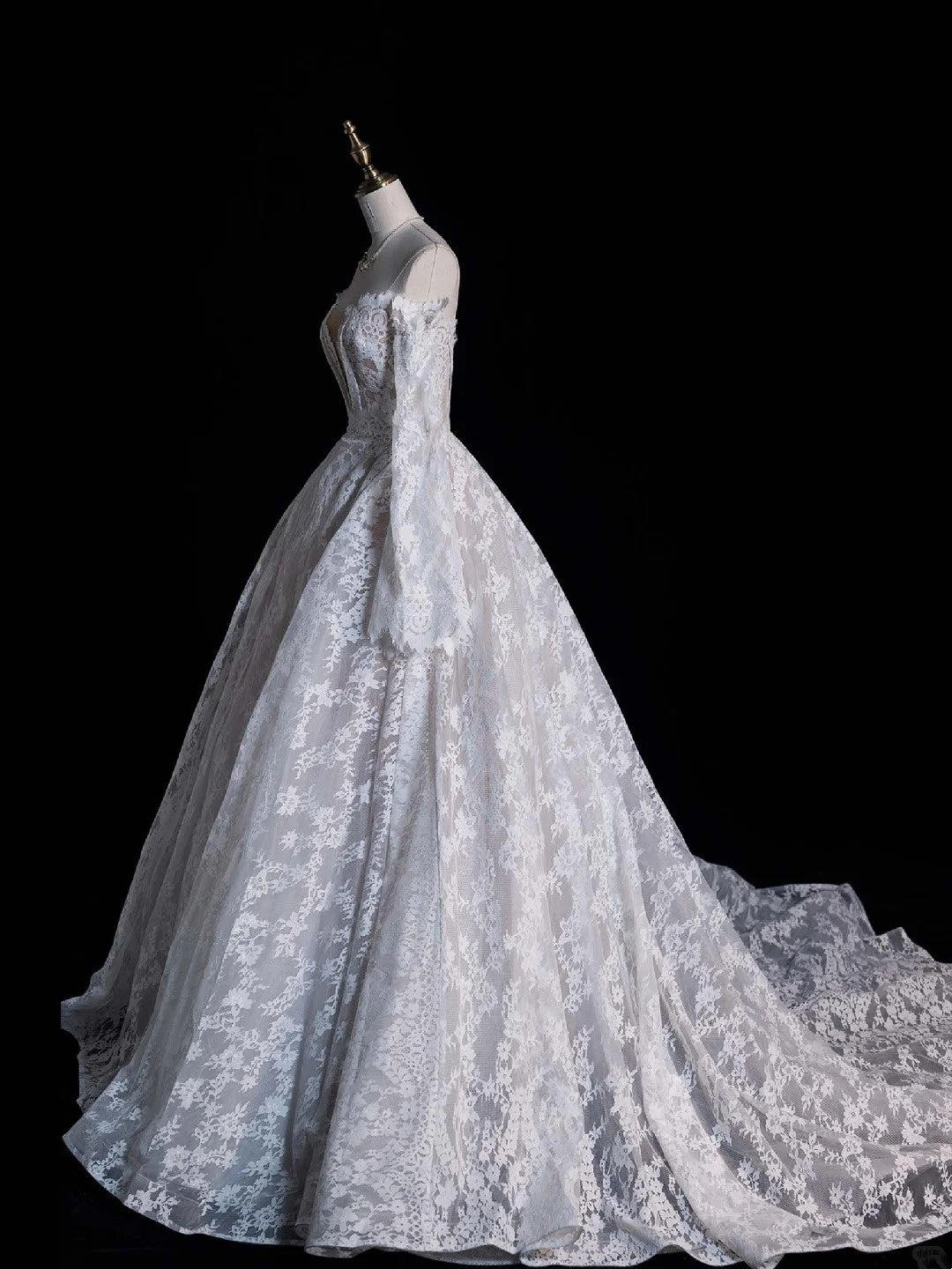 Robe de mariée féerique en dentelle blanche à décolleté cœur et traîne, coupe ajustée, référence N651