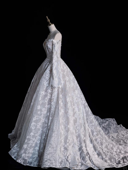 Robe de mariée féerique en dentelle blanche à décolleté cœur et traîne, coupe ajustée, référence N651