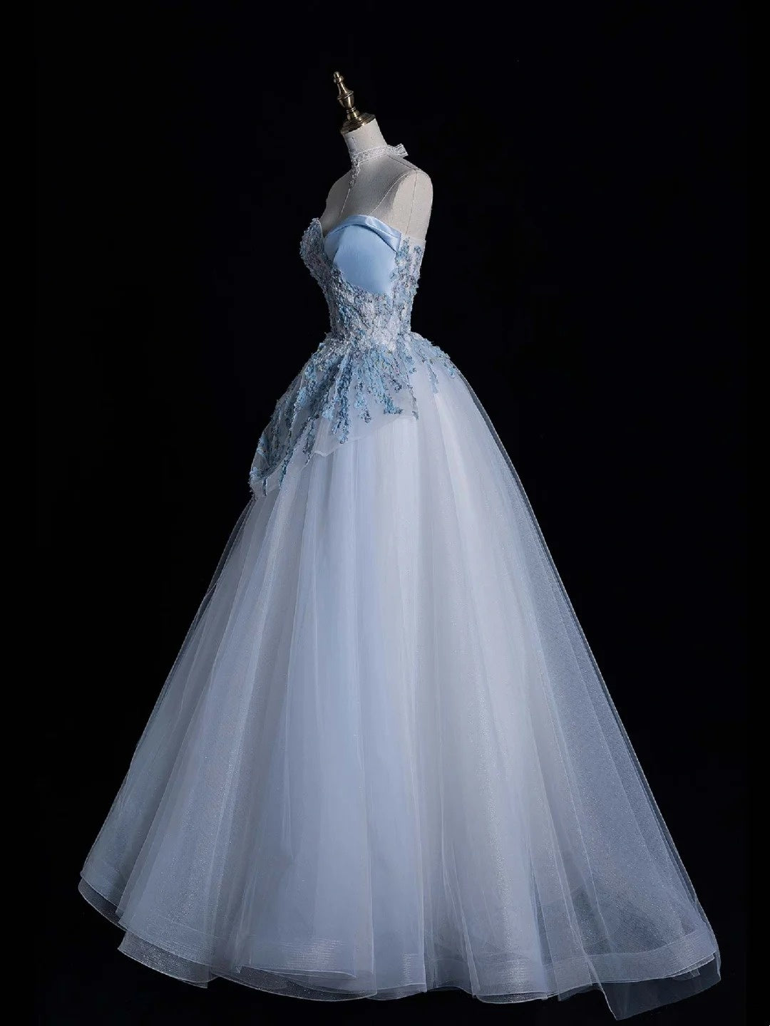 Robe de bal élégante, décolleté cœur, en tulle bleu ciel clair, longue, style tendance, idéale pour les soirées et les cérémonies de fin d'année (réf. N683)