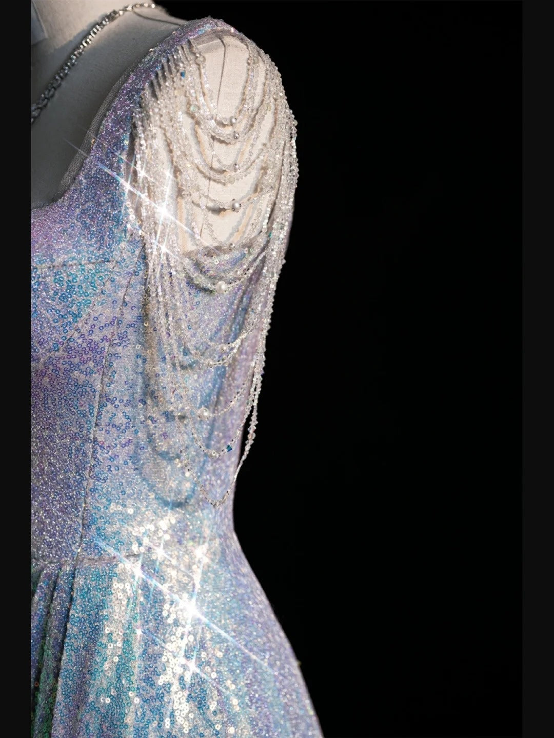 Robe de bal longue argentée à sequins et col carré, style sirène, idéale pour les adolescentes et les jeunes filles. Modèle N1074.