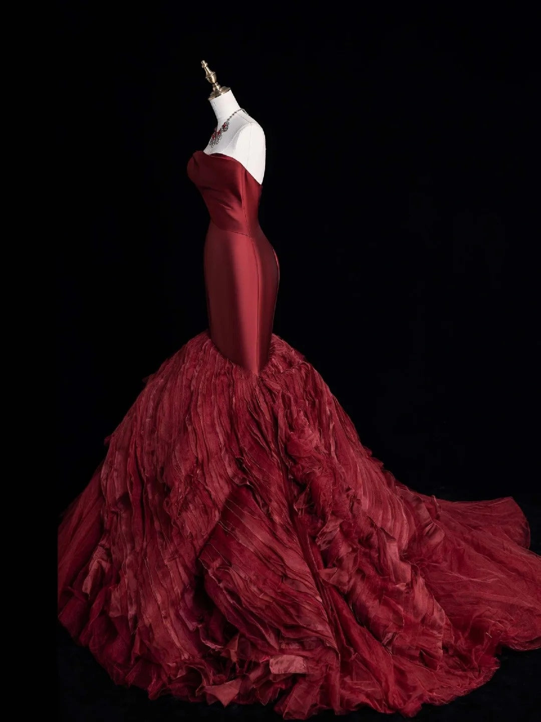 Robe de soirée longue de princesse sirène bordeaux en tulle plissé à volants et satin, décolleté cœur, N745