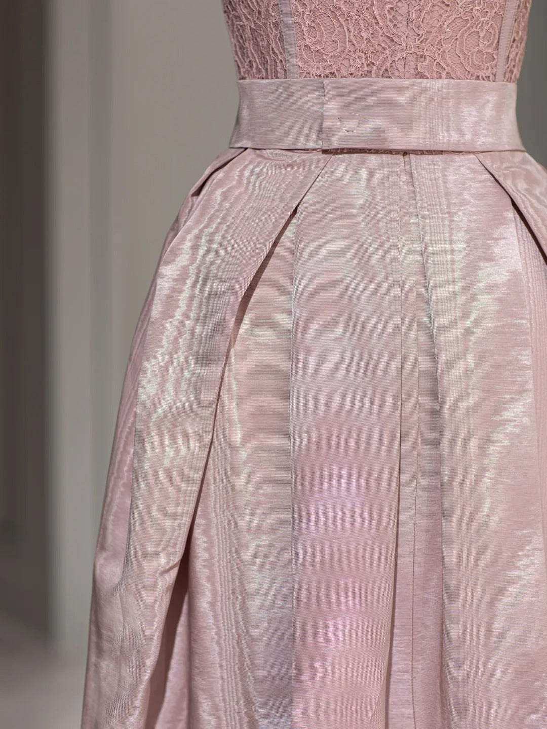 Robes de bal de fin d'année longues en dentelle rose élégantes avec décolleté en cœur et coupe trapèze - Tenues de soirée Inspo RB4003