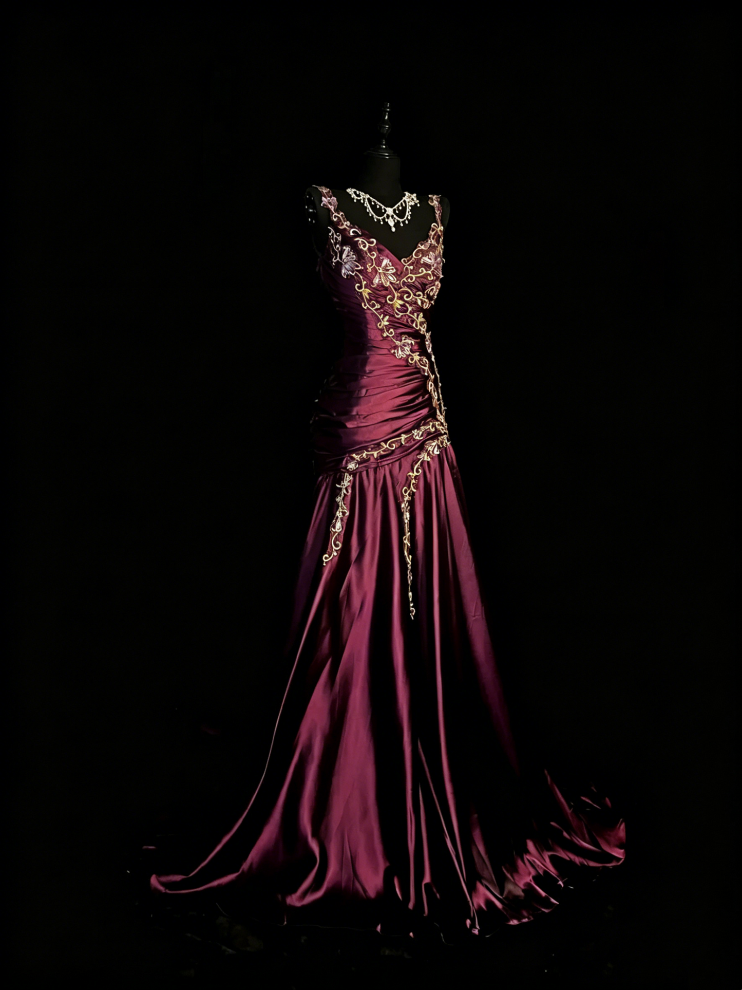 Elegantes langes Meerjungfrauen-Kleid aus Satin mit Spaghettiträgern und goldenen Applikationen – perfekt für Partys, Abschlussbälle und Hochzeiten (Modell N917)