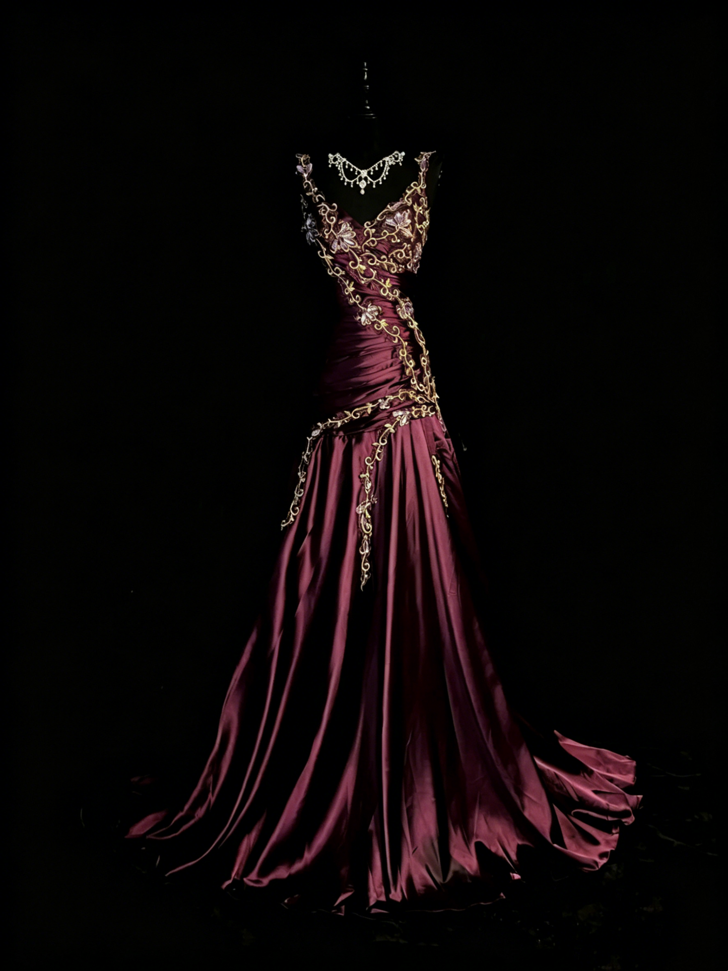 Elegantes langes Meerjungfrauen-Kleid aus Satin mit Spaghettiträgern und goldenen Applikationen – perfekt für Partys, Abschlussbälle und Hochzeiten (Modell N917)