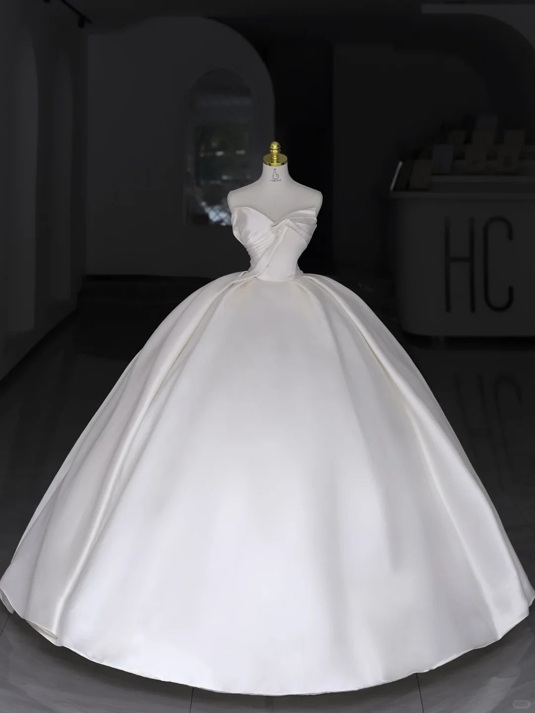 Chic Wedding Dresses Ball Gown Sweetheart White Satin With Folded Long Bridal Gown N2987